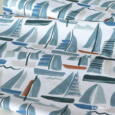 baumwoll-canvas-mit-segelbooten-in-hamonischen-jeans-blau-toenen-und-ocker-akzent-auf-weissem-grund