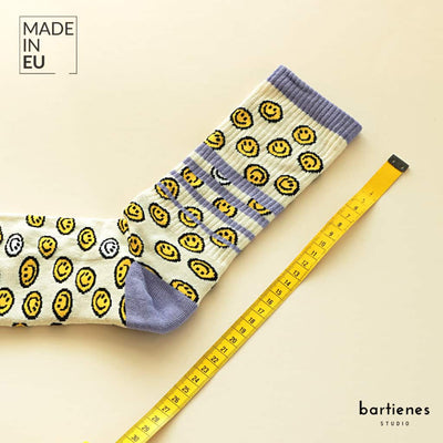 tennissocke-naturweiss-mit-lila-streifen-und-smileys-sowie-massband-für-die-höhe