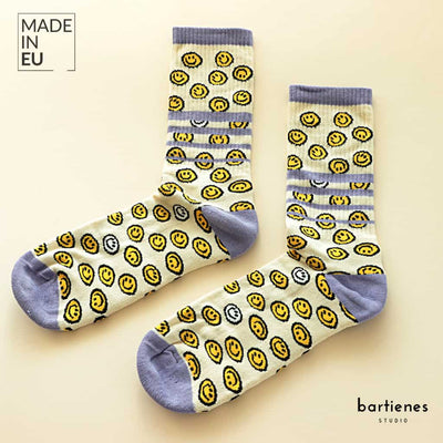 ein-paar-tennis-socken-in-naturweiss-mit-lila-streifen-und-smileys