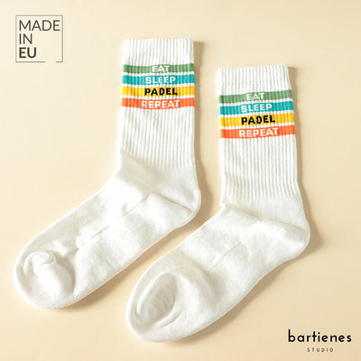 tennissocken-paar-in-weiss-mit-bunten-retro-streifen-und-statement-padel-repeat
