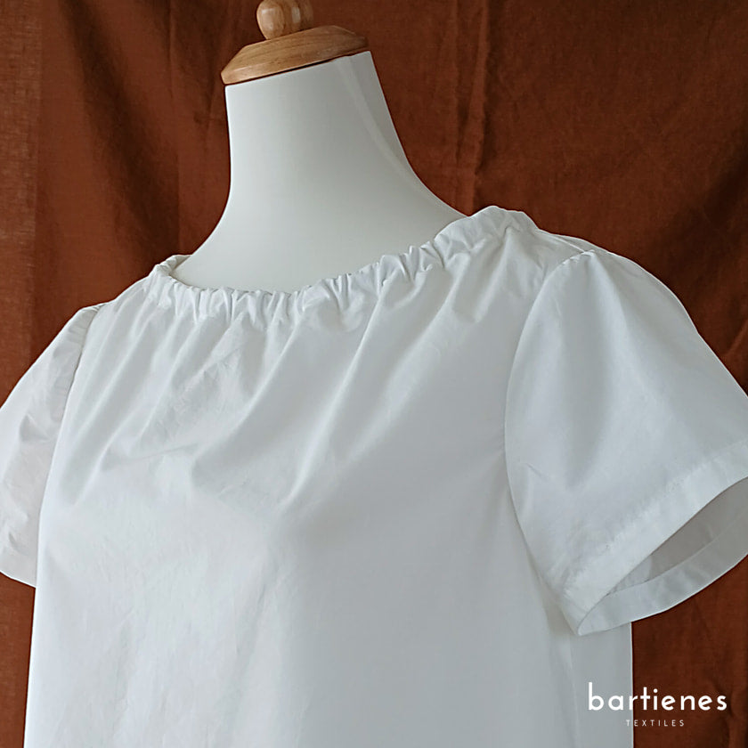 bild-von-damenbluse-weisse-baumwollpopeline-aus-schnittmuster-rae-top-von-tessutifabrics-an-schneiderpuppe