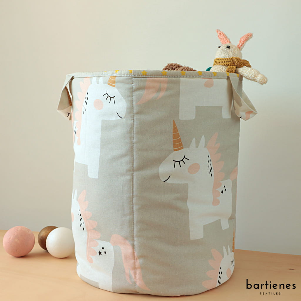 foto-von-aufbewahrungskorb-kinderzimmer-gross-rund-aus-stoff-aussen-beige-mit-einhorn-muster-innen-baumwollstoff-beige-mit-neongelben-sternen-gefüllt-mit-stofftieren