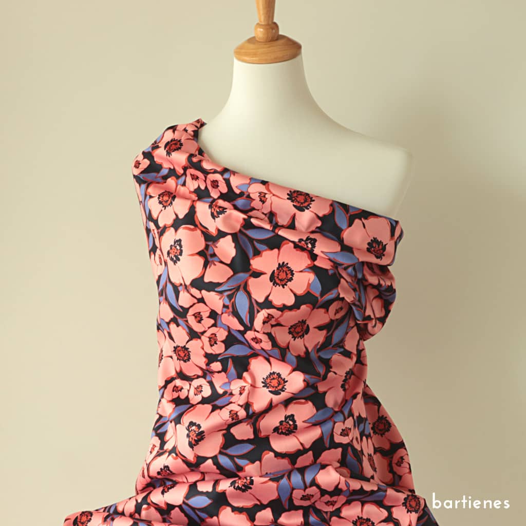 damen-schneiderpuppe-mit-baumwollsation-stoff-mit-sommerlichem-blumen-print-drapiert