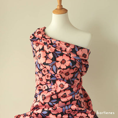 damen-schneiderpuppe-mit-baumwollsation-stoff-mit-sommerlichem-blumen-print-drapiert