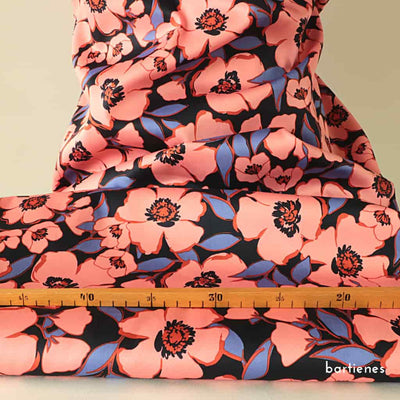 baumwollsatin-meterware-stoffballen-mit-grossen-blumen-in-korallen-rosa-auf-dunkel-navy