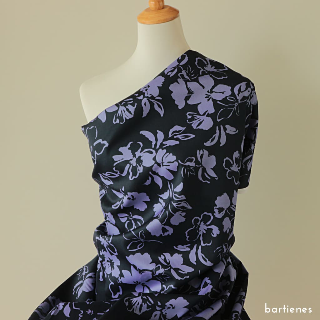 damen-schneiderpuppe-mit-baumwollsation-stoff-mit-sommerlichem-blumen-print-drapiert