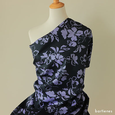 schneiderpupe-damen-mit-baumwollsatin-stoff-in-navy-mit-grossen-blumen-in-lila-drapiert-