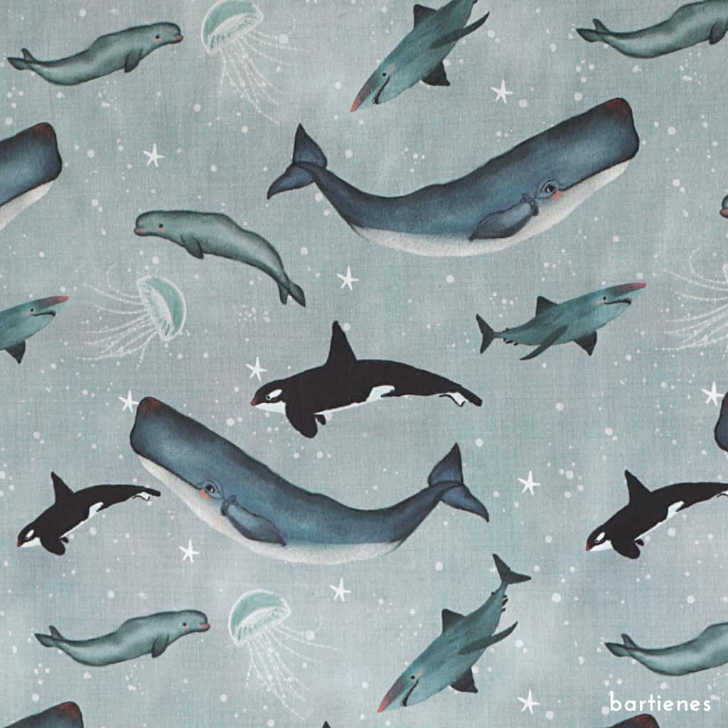 detailfoto-baumwollstoff-in-blau-grau-mit-tieren-im-ozean-wie-wale-orcas-haie-delfine-sowie-quallen-im-aquarellstil-gezeichnet-in-schwarz-weiss-blau-toenen