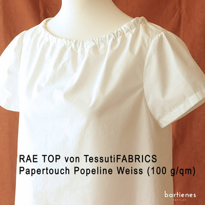 verarbeitungsbeispiel-rae-top-damenbluse-aus-weisser-papertouch-popeline-kurze-ärmel-an-kleiderpuppe