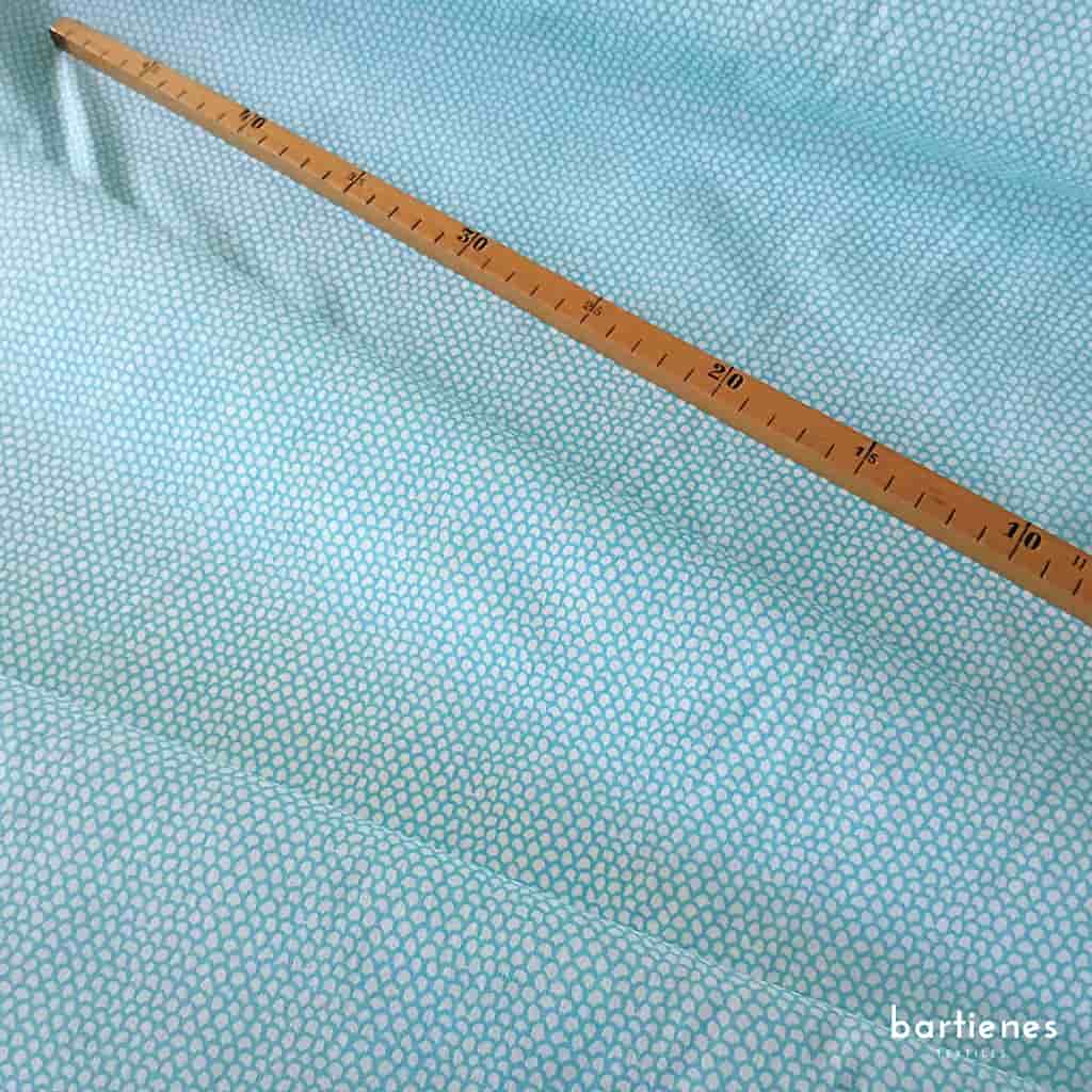 detailfoto-von-baumwollstoff-mini-schuppen-mit-massstock