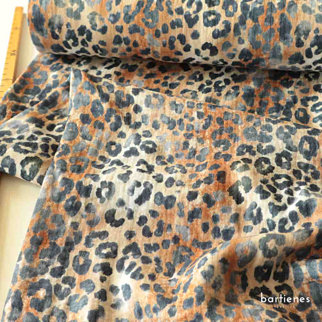 musselin-stoff-ballen-detail-von-leo-muster-in-dunkelgrau-auf-sand-hellbraunem-grund-mit-massstock