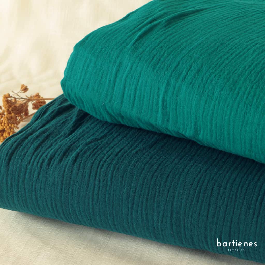 zwei-musselinstoff-ballen-in-sattem-petrol-und-hellem-petrol-meergruen-als-meterware-bartienes