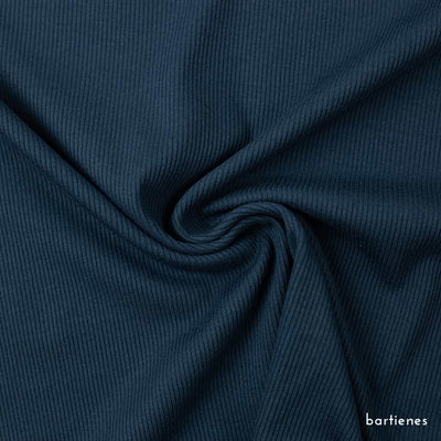 detail-von-rippenjersey-marissa-uni-petrol-blau-bartienes