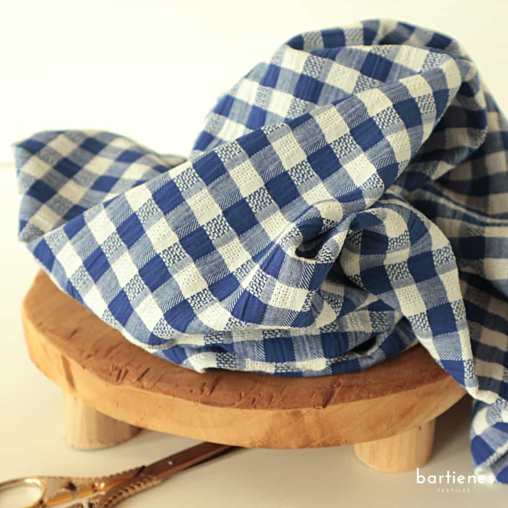 zwei-stoffe-im-detail-seersucker-meterware-mit-grossem-vichy-karo-in-korallen-rot-weiss-und-kobald-blau-weiss