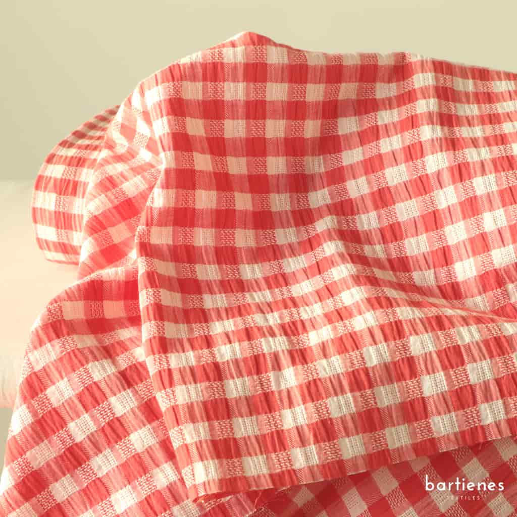 zwei-stoffe-im-detail-seersucker-meterware-mit-grossem-vichy-karo-in-korallen-rot-weiss-und-kobald-blau-weiss