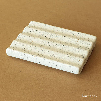 seifenablage-keramik-in-wellenform-wave-in-weiss-gesprenkelter-version