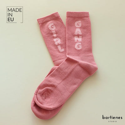 tennissocken-paar-in-dunkelrosa-mit-statement-girl-gang