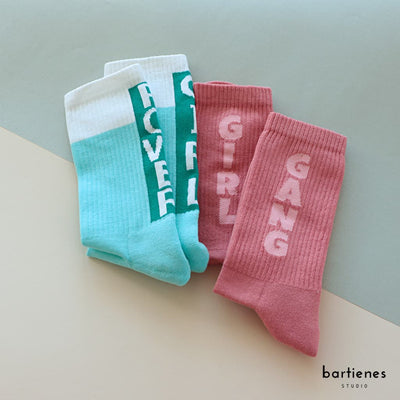 zwei-paar-tennissocken-mit-statements-girl-gang-rosa-und-power-girl-türkis-grün