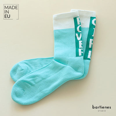 liegendes-paar-tennis-socken-mit statement-girl-power-in-weiss-türkis-grün