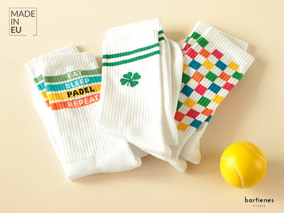 drei-paar-tennissocken-crew-socks-weiss-mit-verschiedenen-bunten-designs-und-statements