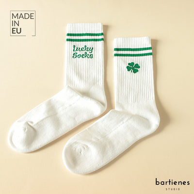 tennissocken-paar-in-weiss-mit-grünen-retro-streifen-und-statement-lucky-socks
