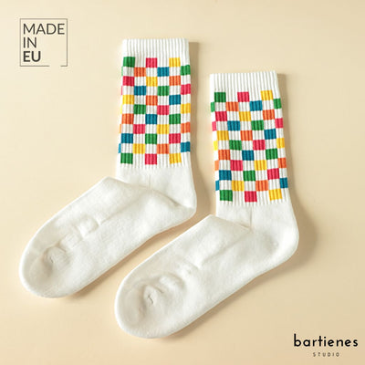 liegendes-paar-tennissocken-in-weiss-mit-buntem-würfelmuster-oder-checkerboard