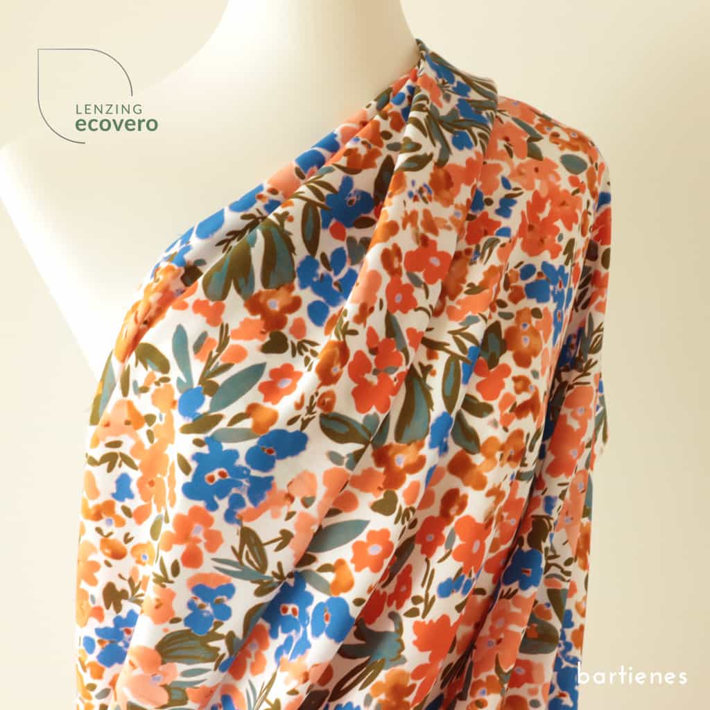 schneiderpuppe-mit-drapiertem-viskosestoff-in-weiss-mit-wasserfarbenblumen-in-orange-terra-und-koenigsblau-und-schlammgruen