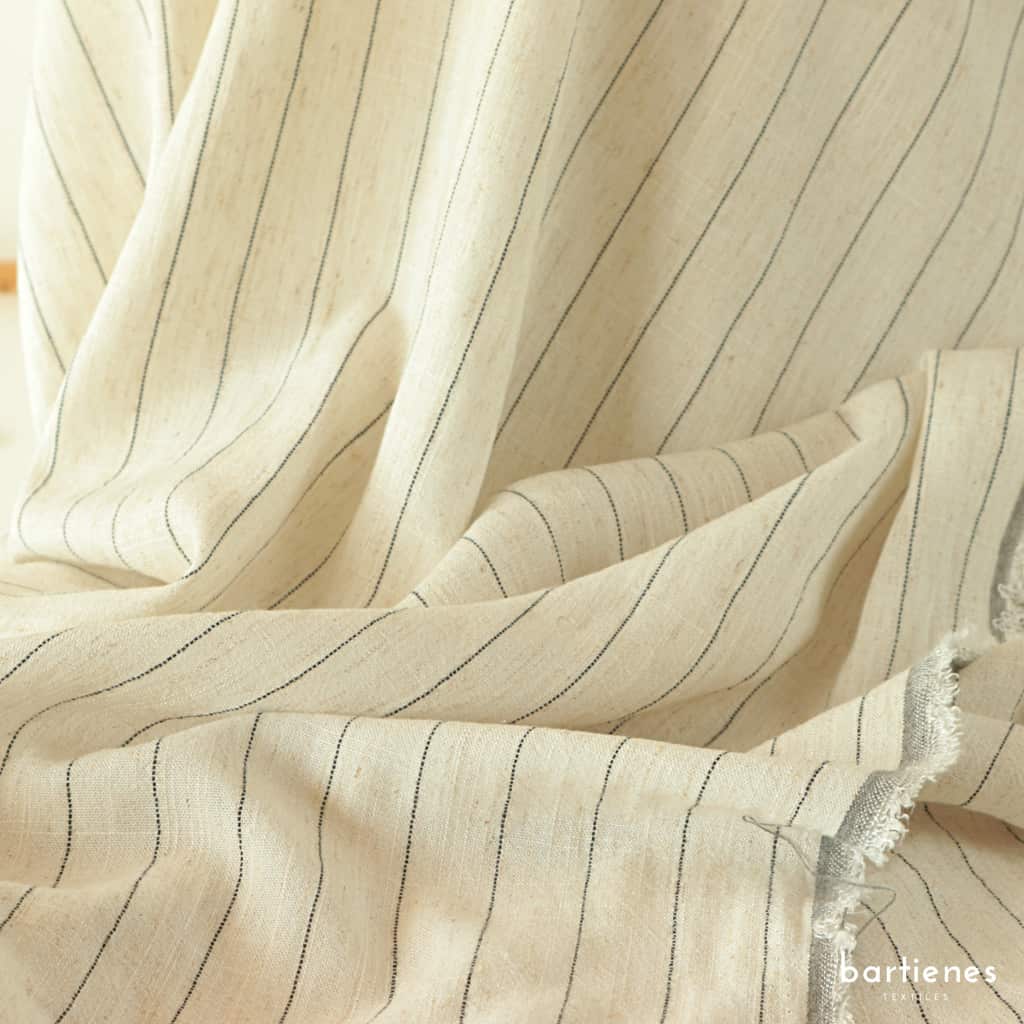 Weich fallender Viskose-Leinen Stoff Ecru mit feinen Streifen