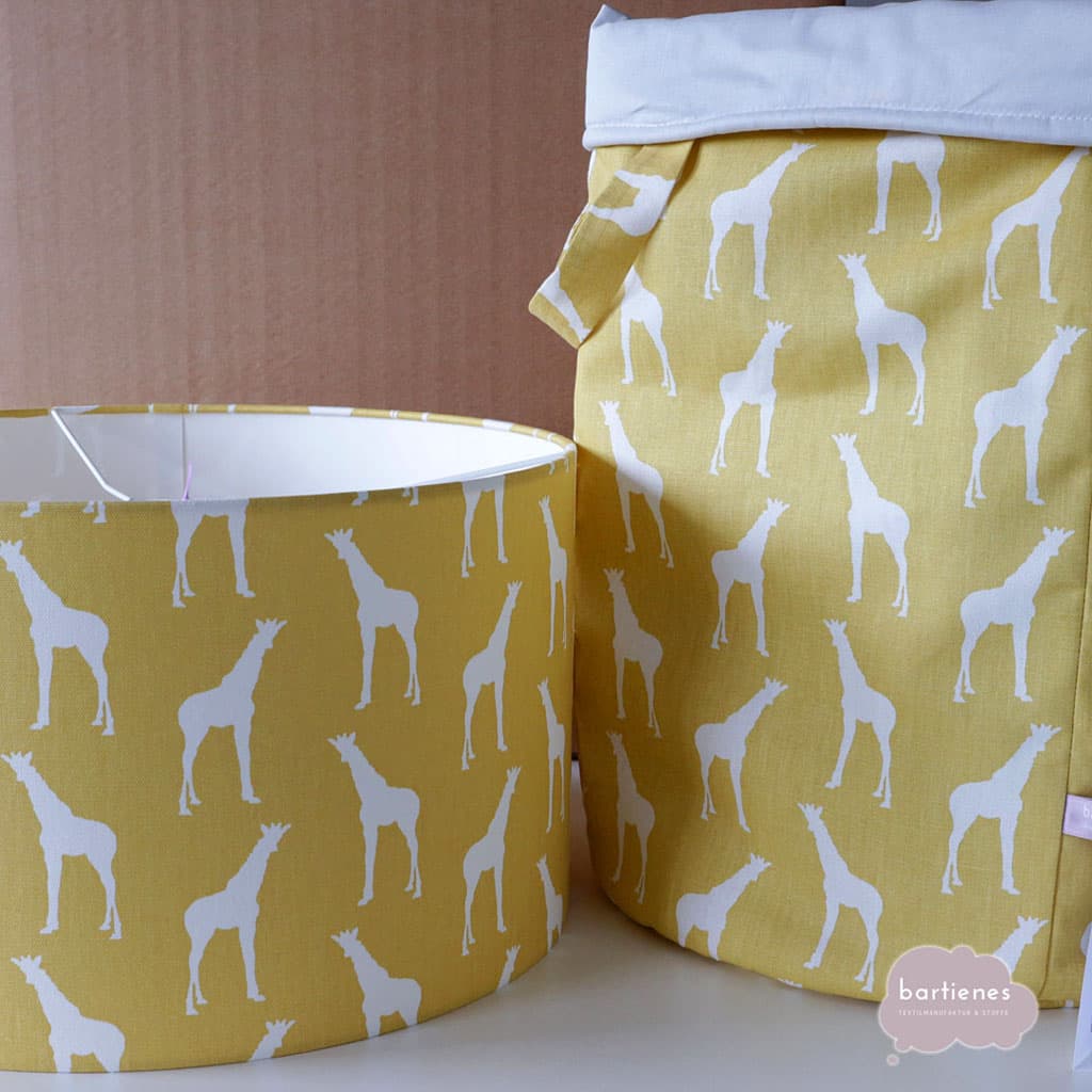 kinderzimmer-lampenschirm-und-aufbewahrungs-stoffkorb-in-gelb-weiss-handmade