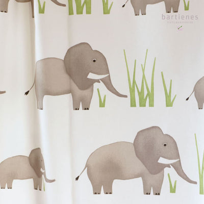 Dekostoff-kinderzimmer-grau-weiss-große-elefanten