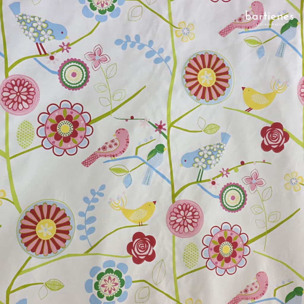 detail-von-kinderstoff-baumwolle-im-englischen-landhausstil-mit-vögeln-und-blumen-in-pastelligen-farben