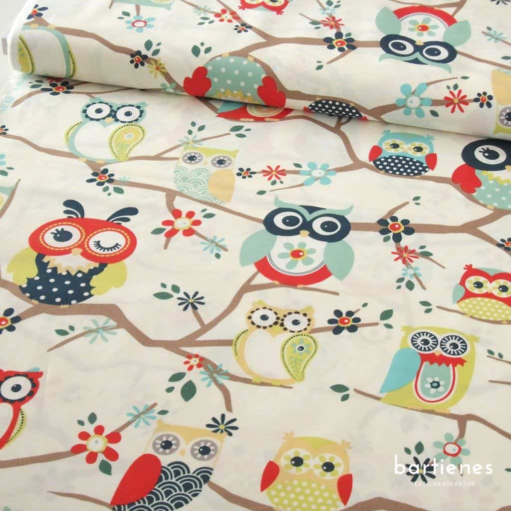 kinderstoff-webware-große-bunte-eulen-auf-creme