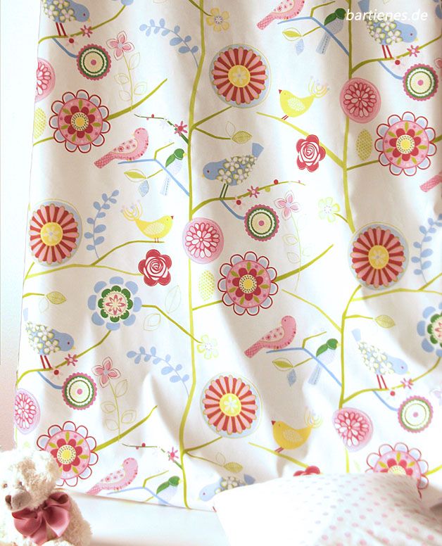 kinder-dekostoff-aus-baumwolle-hängend-in-weiss-mit-romantischem-druck-aus-vögeln-und-blumen-mit-passendem-kissen-und-teddy