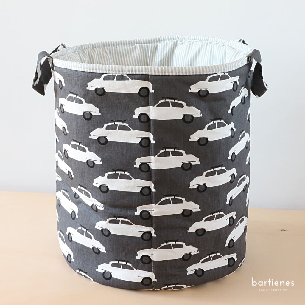 aufbewahrungskorb-kinderzimmer-stoff-autos-dinkel-grau-weiss