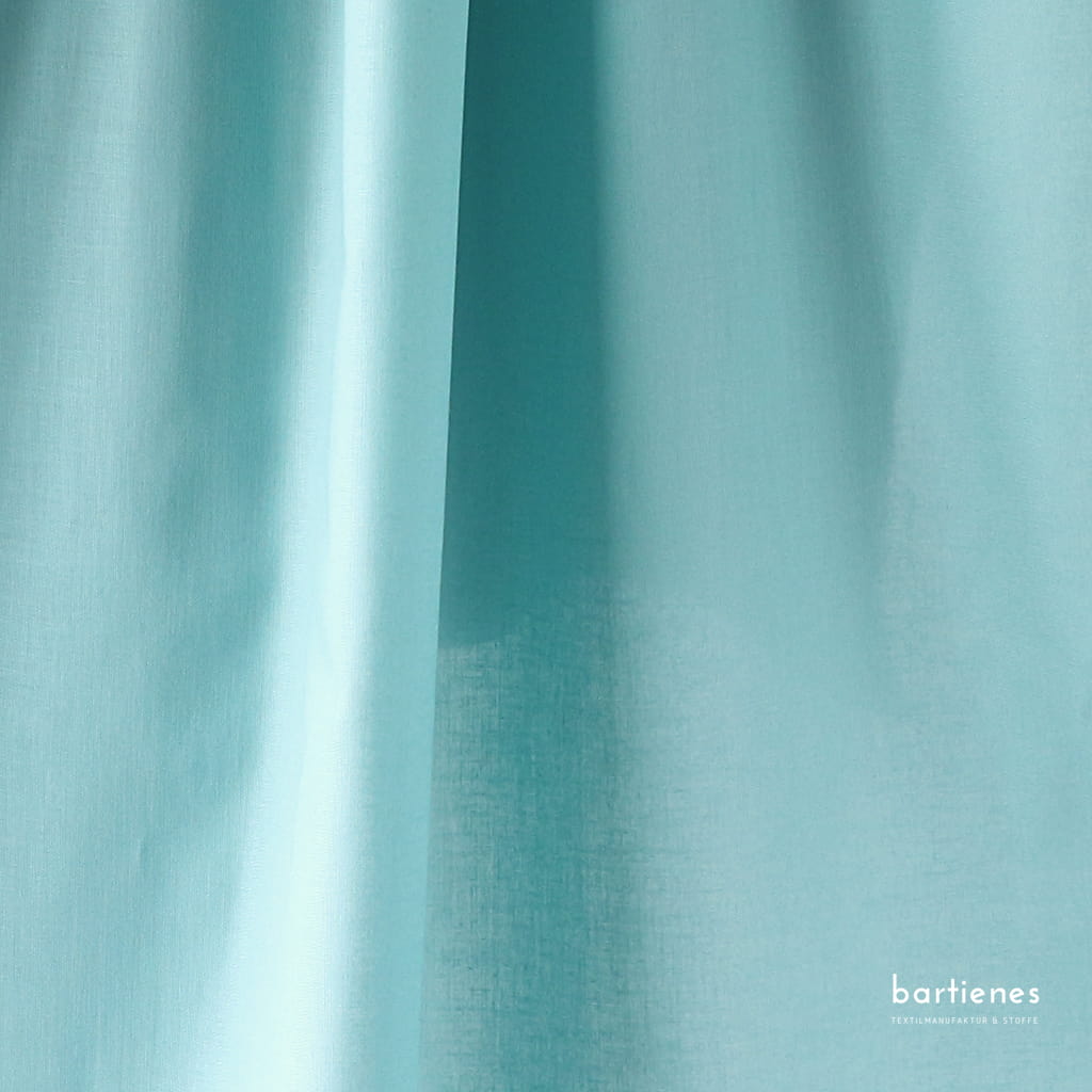 detailfoto-baumwollstoff-baumwoll-popeline-uni-mint-türkis-als-meterware-hängend