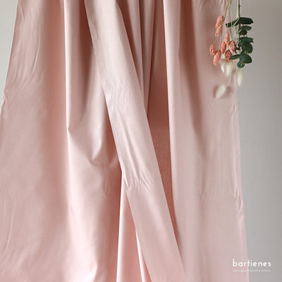 bio-baumwoll-popeline-einfarbig-blass-rosa-nude-hängend-fotografiert