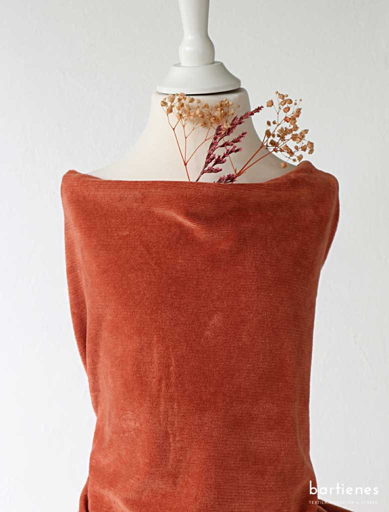 cordjersey-stoff-terracotta-quer-gerippt-an-schneiderpuppe-kind-drapiert