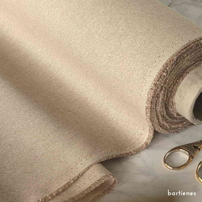 detailfoto-von-dekostoff-meterware-rolle-in-natur-beige-mit-eingewebtem-goldfaden