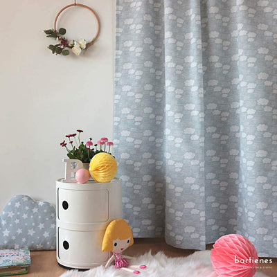 ausschnitt-kinderzimmer-mit-vorhang-grau-weisse-wolken-dekoelemente