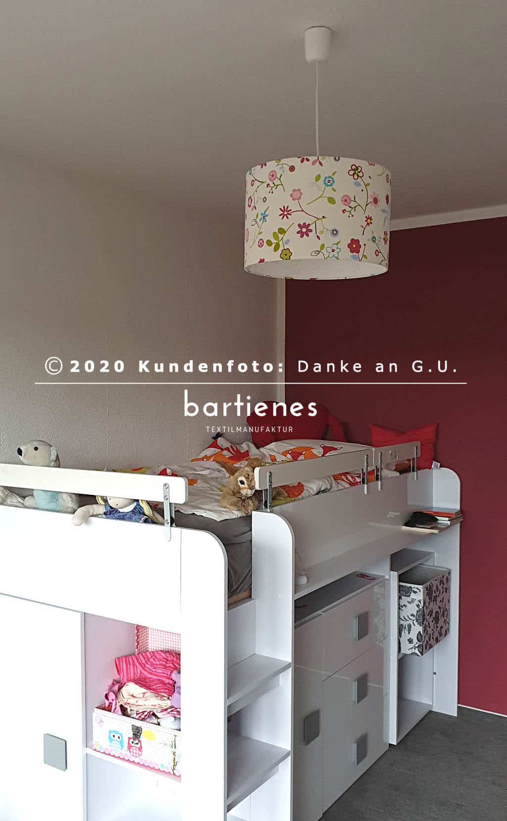 kundenfoto-kinderzimmer-maedchen-mit-haengelampe-blumen-von-bartienes