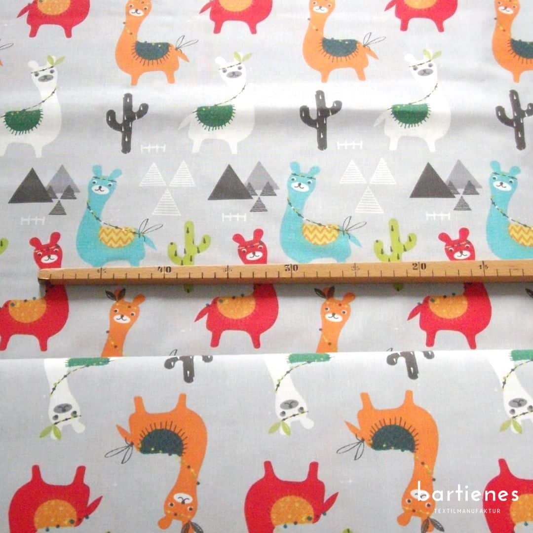 kinderstoff-meterware-lamas-grau-bunt-baumwolle-webware