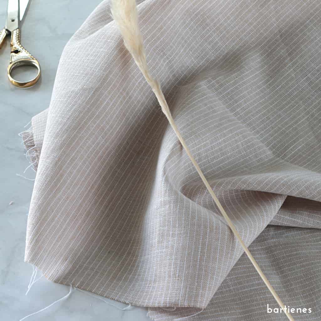 halbleinen-stoff-gedecktes-mint-mit-eingewebten-weissen-streifen-und-melangeeffekt-weil-garngefärbt