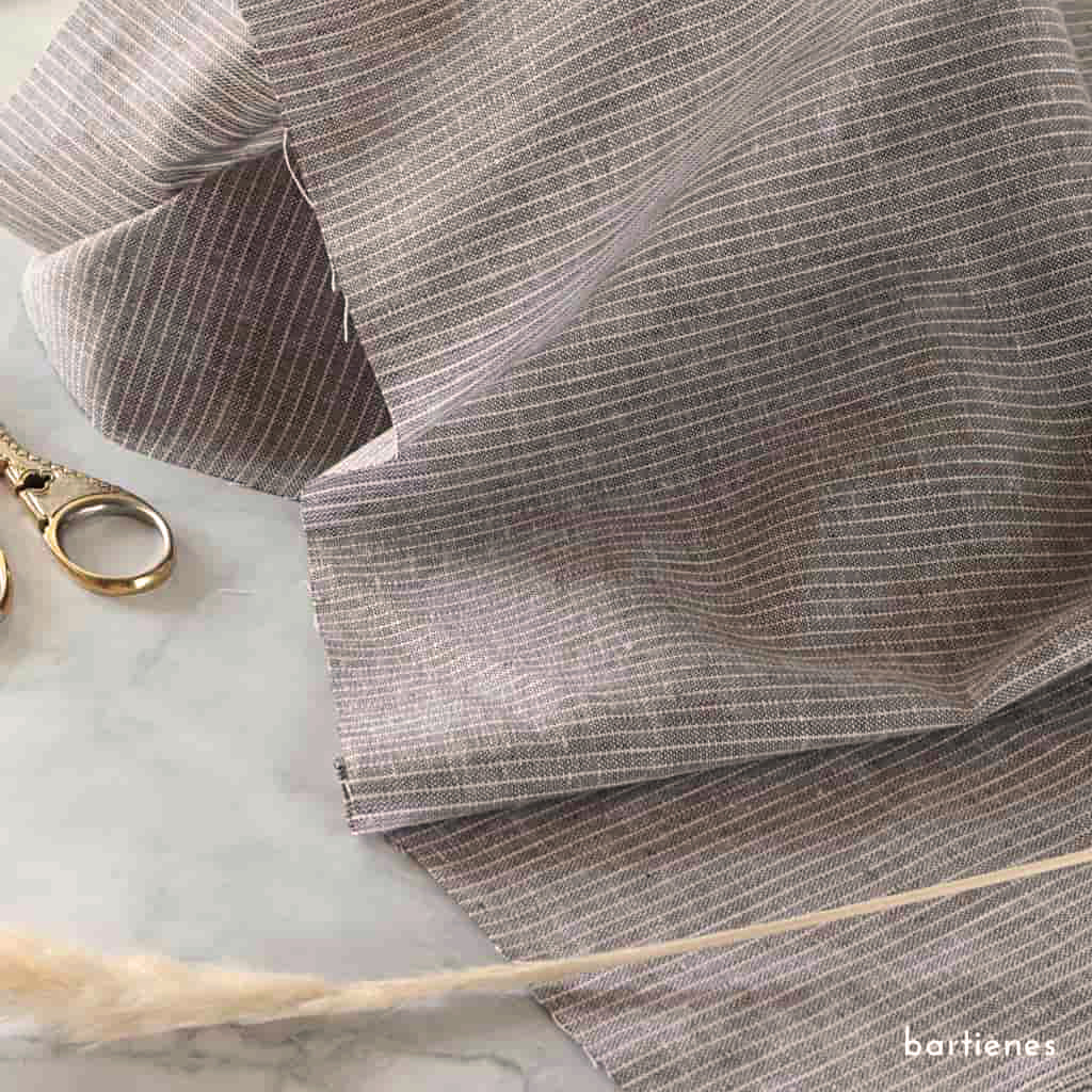 halbleinen-stoff-gedecktes-mint-mit-eingewebten-weissen-streifen-und-melangeeffekt-weil-garngefärbt