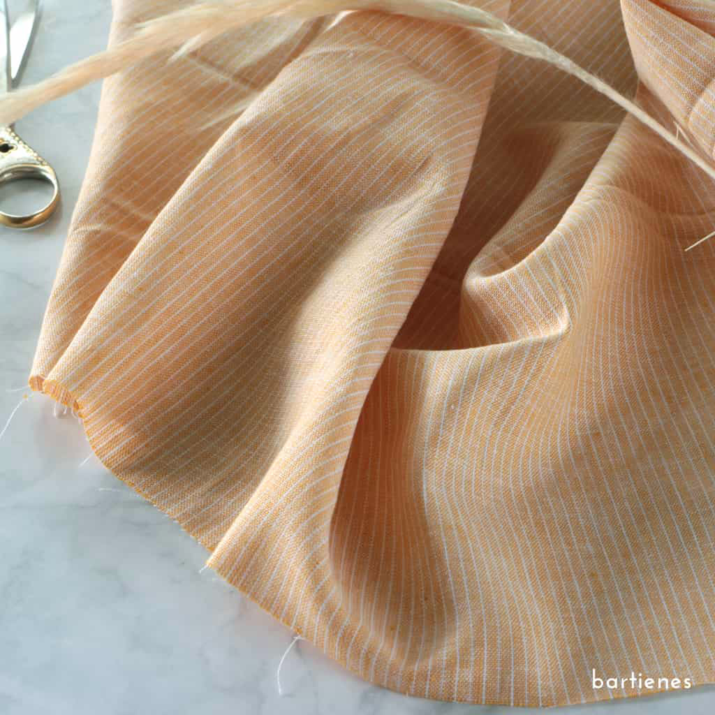 halbleinen-stoff-gedecktes-mint-mit-eingewebten-weissen-streifen-und-melangeeffekt-weil-garngefärbt