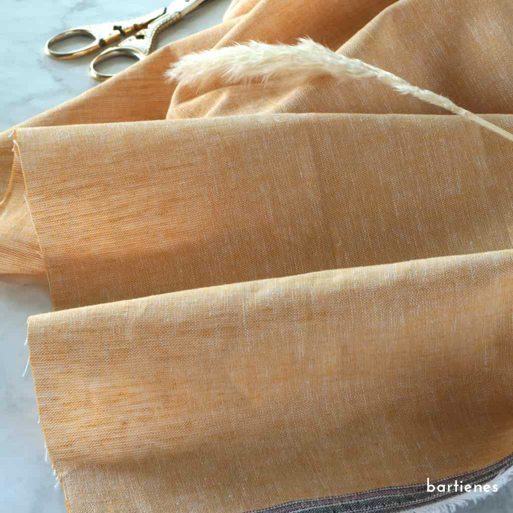 halbleinen-stoff-gedecktes-mint-mit-eingewebten-weissen-streifen-und-melangeeffekt-weil-garngefärbt