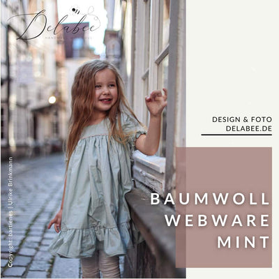 maedchen-mit-kleid-aus-webware-in-mint