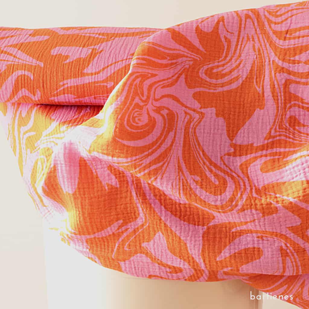musselin-stoff-oder-auch-double-gauze-in-leuchtendem-orange-und-pink-großflächig-marmoriert