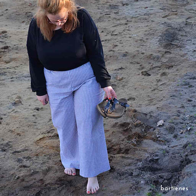 nähbeispiel-frau-am-strand-mit-sommerhose-lang-in-halbleinenstoff-hellblau-weiss-gestreift