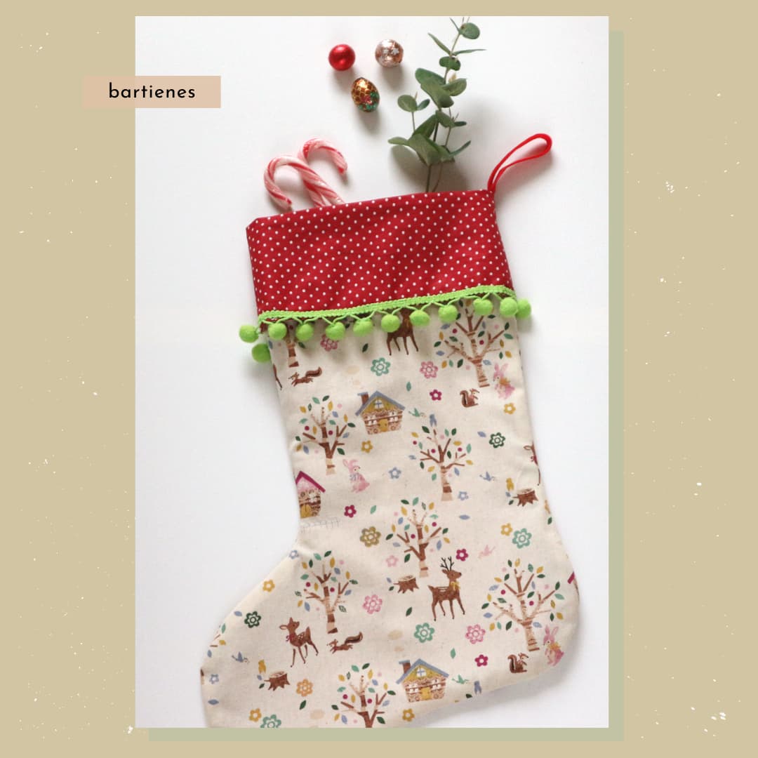 weihnachtsstiefel-stoff-wald-rehe-pompomborte-gruen