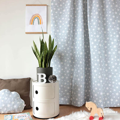 ausschnitt-vorhang-grau-sterne-weiss-im-kinderzimmer-mit kissen-deko